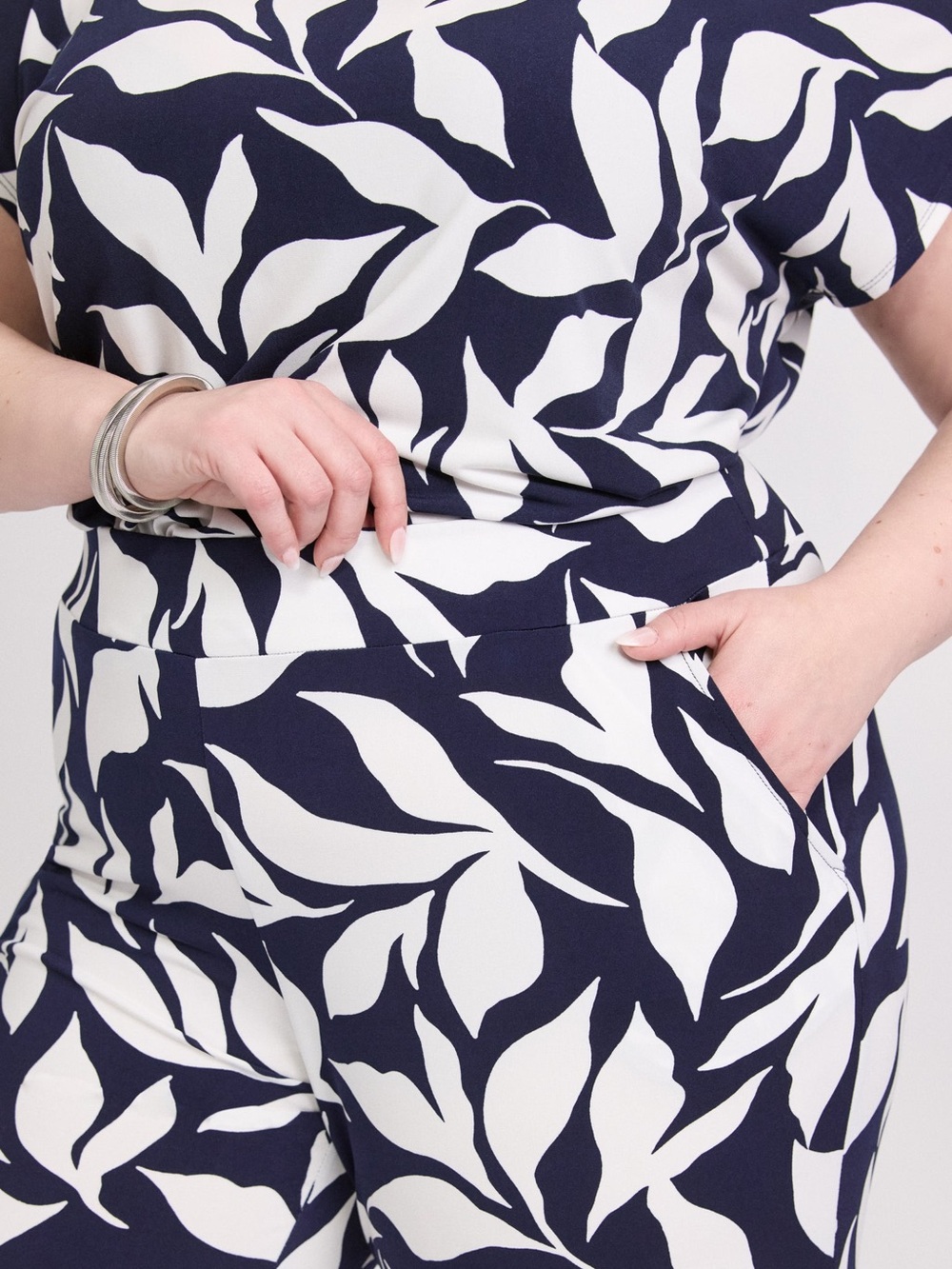 Laura- Leaf-Print Wide Leg Pants in Navy & White, NWT- XL - Picture 5 of 6